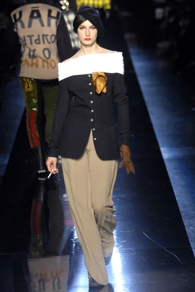Look 16